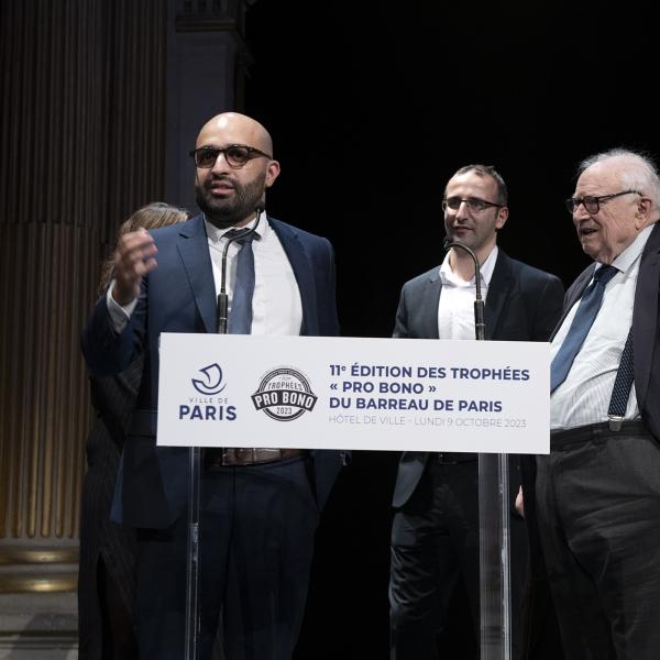 Me Samy Djemaoun et Me Roman Sangue reçoivent leur prix des mains de Me Henri Leclerc